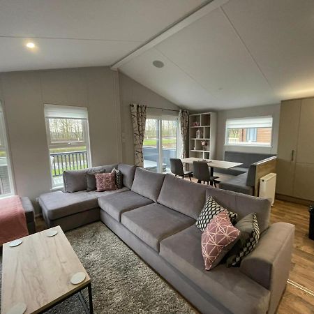 Black Moorhen Lodge With Hot Tub York Exteriör bild