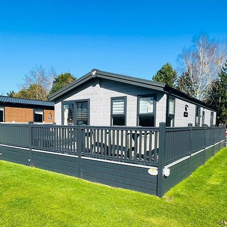 Black Moorhen Lodge With Hot Tub York Exteriör bild