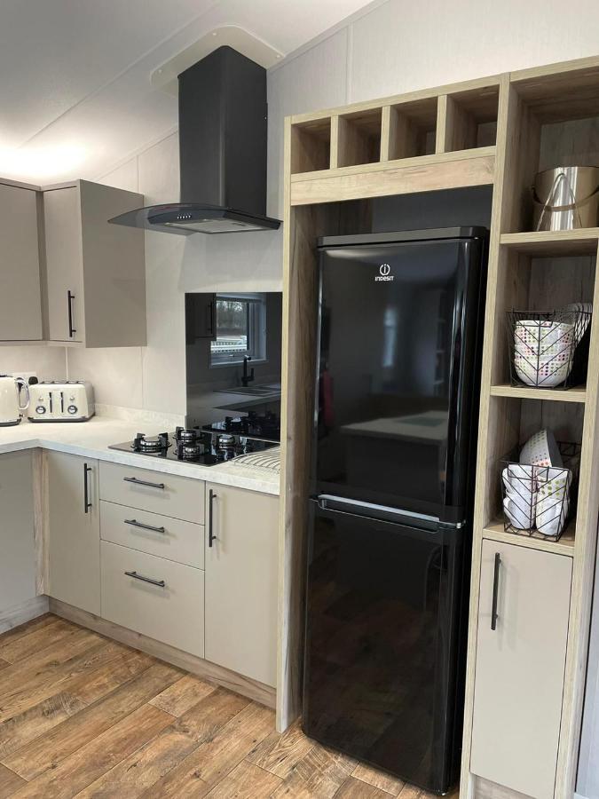 Black Moorhen Lodge With Hot Tub York Exteriör bild