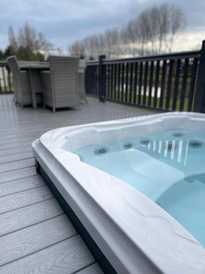 Black Moorhen Lodge With Hot Tub York Exteriör bild