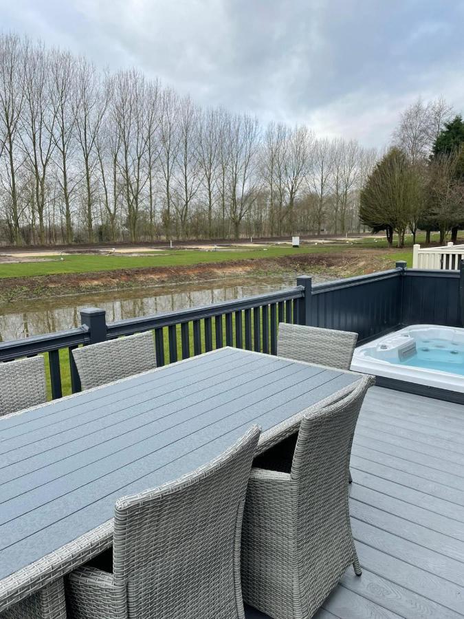 Black Moorhen Lodge With Hot Tub York Exteriör bild