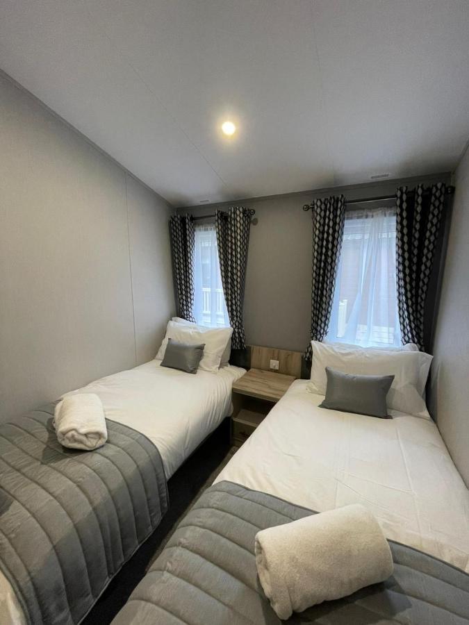 Black Moorhen Lodge With Hot Tub York Exteriör bild