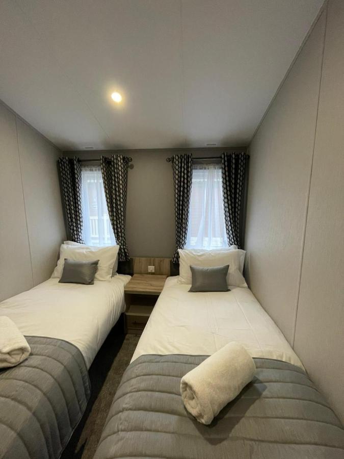 Black Moorhen Lodge With Hot Tub York Exteriör bild