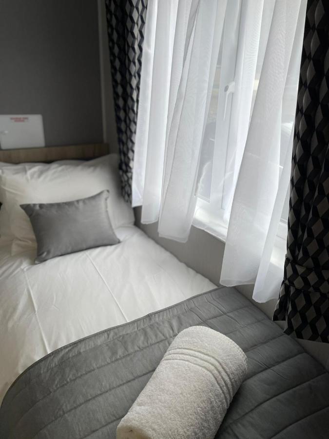 Black Moorhen Lodge With Hot Tub York Exteriör bild