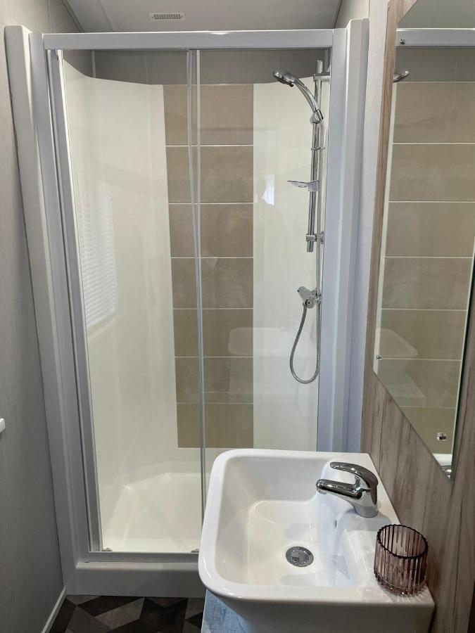 Black Moorhen Lodge With Hot Tub York Exteriör bild