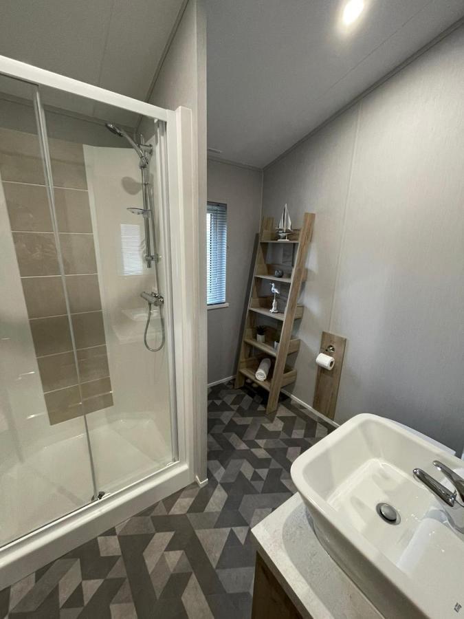 Black Moorhen Lodge With Hot Tub York Exteriör bild
