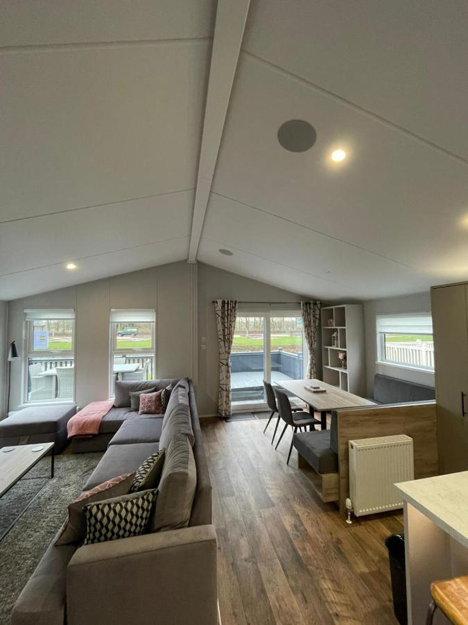 Black Moorhen Lodge With Hot Tub York Exteriör bild