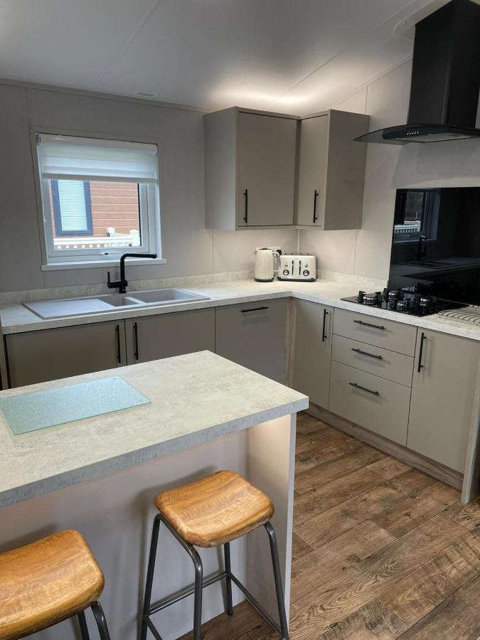 Black Moorhen Lodge With Hot Tub York Exteriör bild