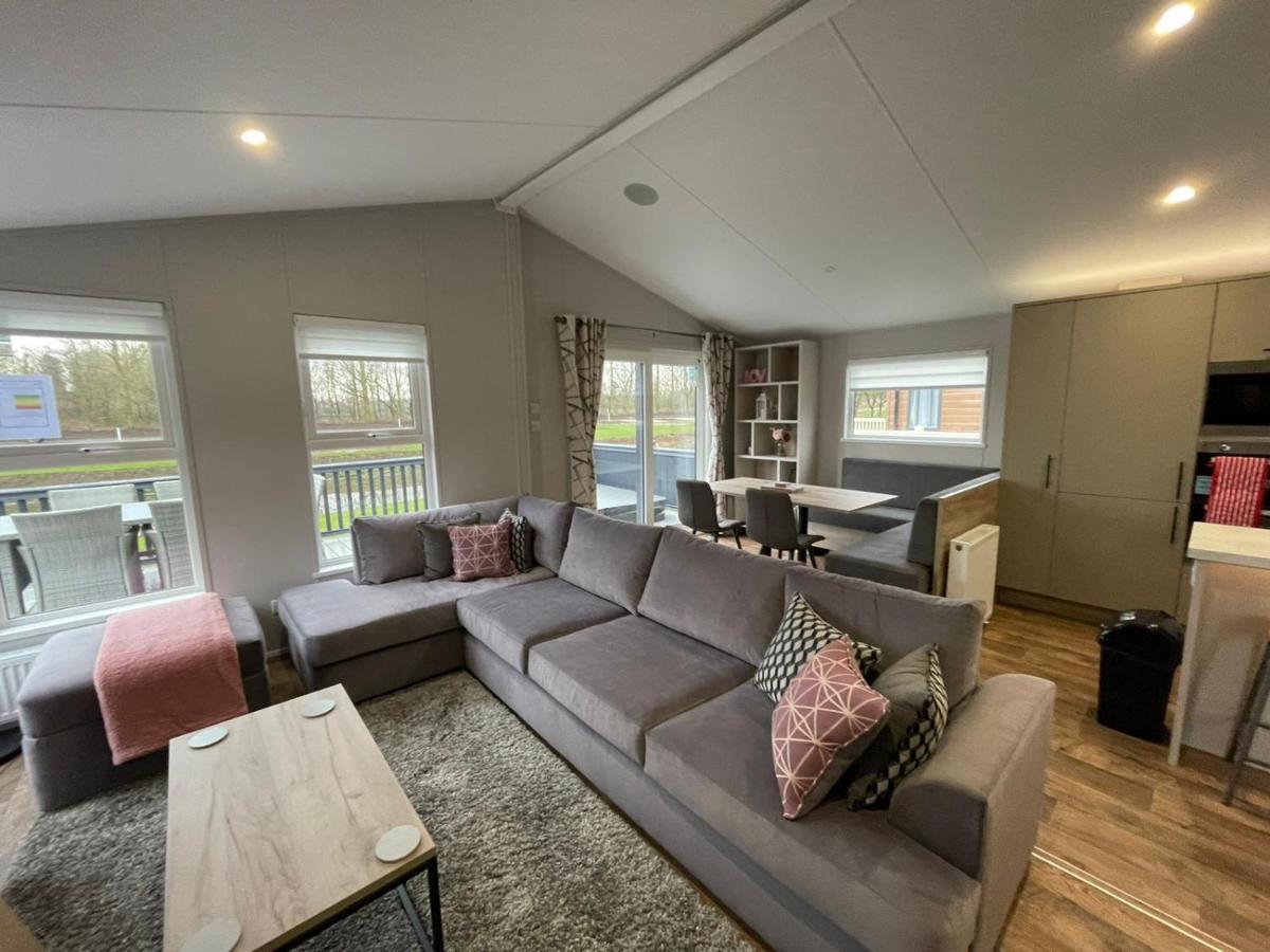 Black Moorhen Lodge With Hot Tub York Exteriör bild
