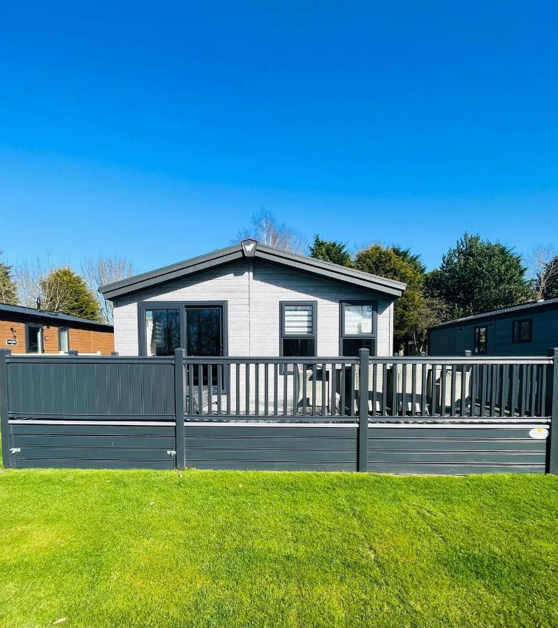 Black Moorhen Lodge With Hot Tub York Exteriör bild