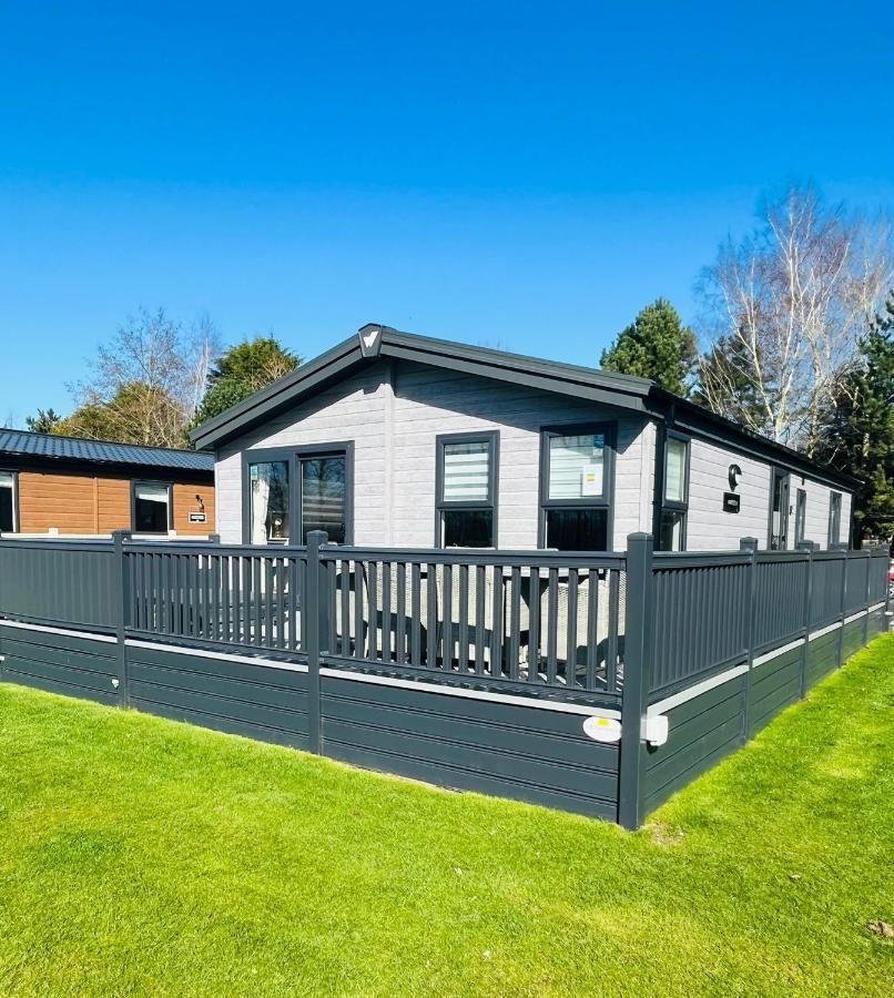Black Moorhen Lodge With Hot Tub York Exteriör bild