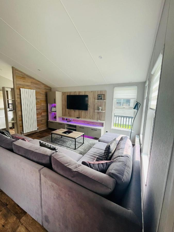 Black Moorhen Lodge With Hot Tub York Exteriör bild