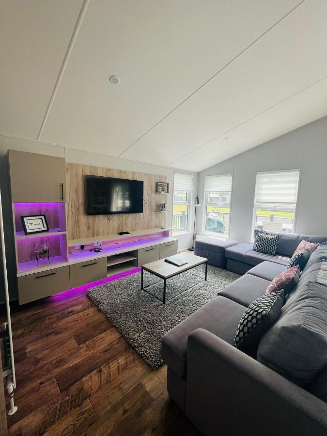 Black Moorhen Lodge With Hot Tub York Exteriör bild